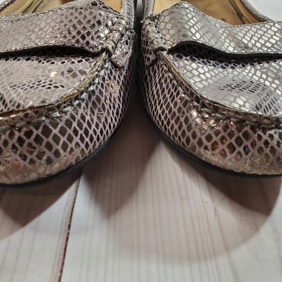 Vionic Flats Loafers 9 Womens Comfort Shoes Silver Gray Metallic Leather Slip On - Picture 3 of 10